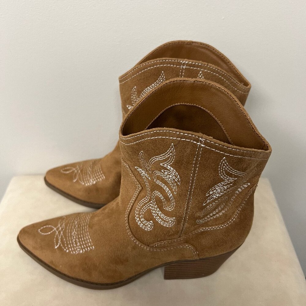 Stepping into Style: Chic Easy Spirit Boots